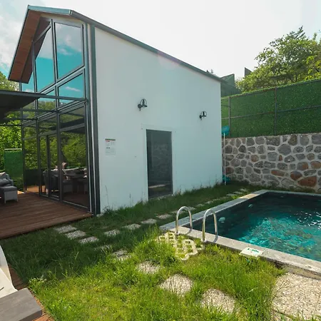 Сasa de vacaciones Sapanca Mahmudiye De Goel Manzarali- Doga Manzarali - Oezel Havuzlu 5 Kisilik *